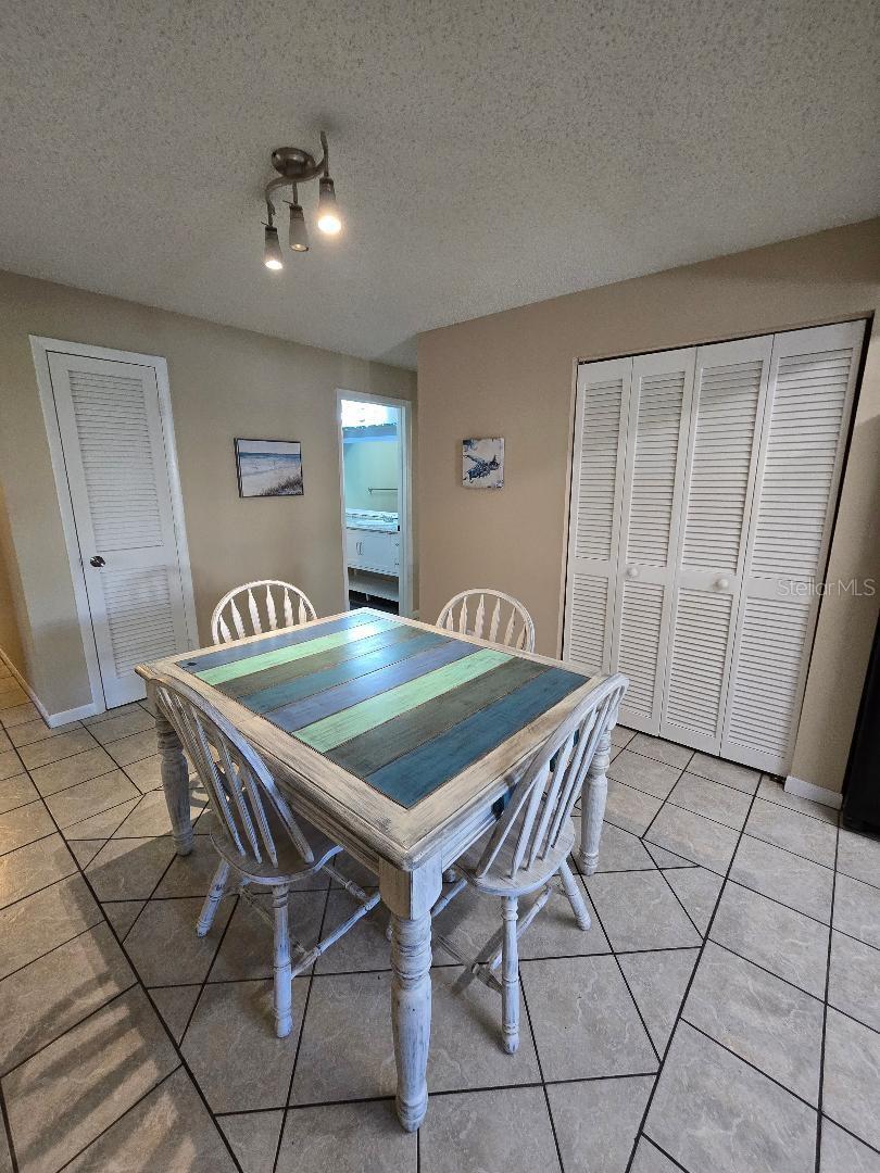 Listing photo id 12 for 777 Robin Avenue