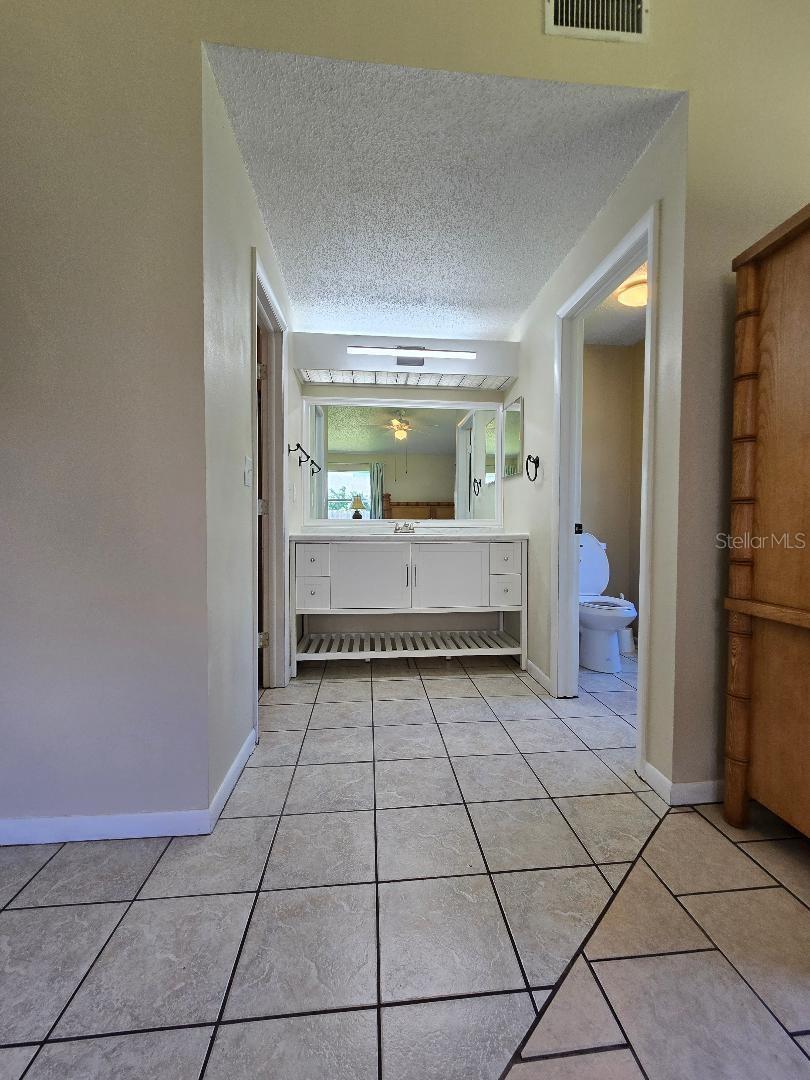 Listing photo id 17 for 777 Robin Avenue