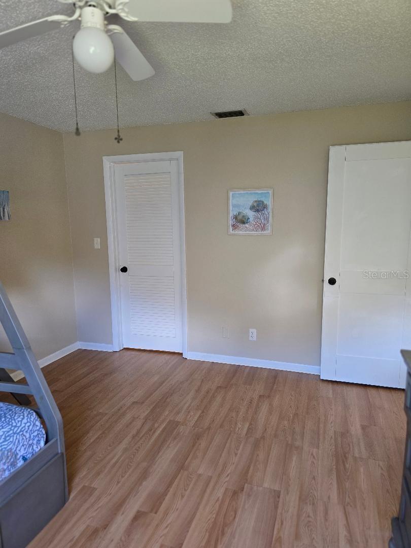 Listing photo id 27 for 777 Robin Avenue