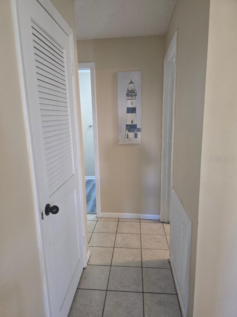 Listing photo id 2 for 777 Robin Avenue