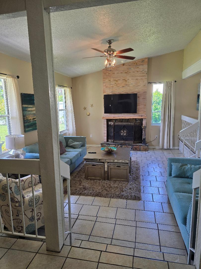 Listing photo id 3 for 777 Robin Avenue