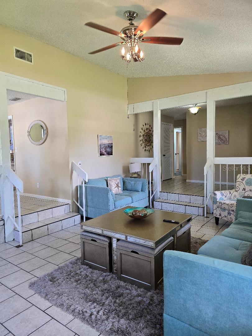 Listing photo id 5 for 777 Robin Avenue