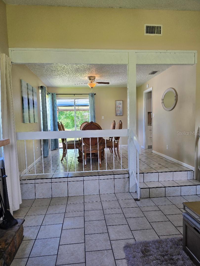 Listing photo id 6 for 777 Robin Avenue