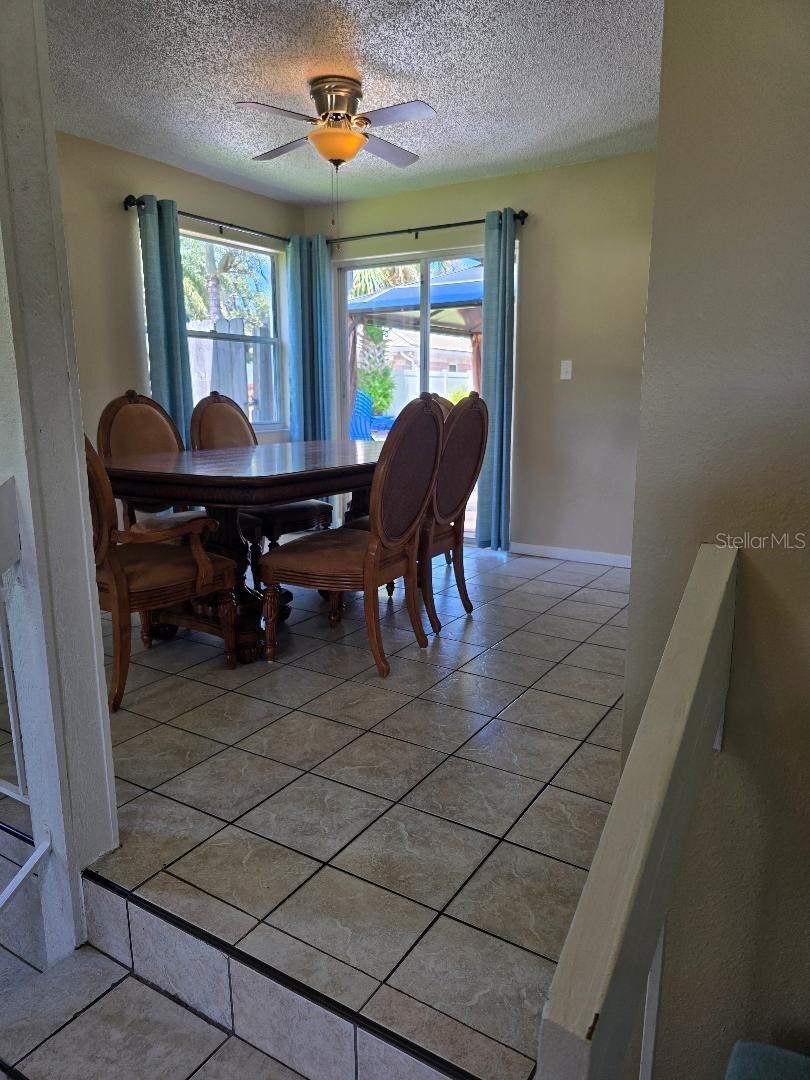 Listing photo id 7 for 777 Robin Avenue