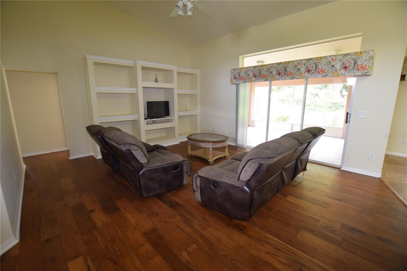 Image 32 of 50 For 10649 Versailles Boulevard