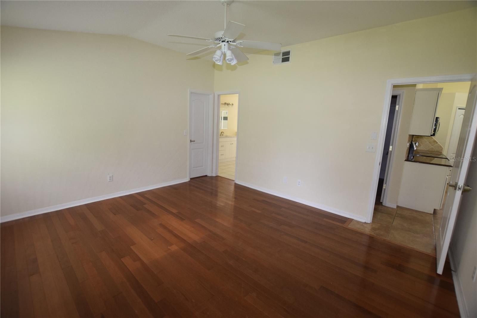 Image 44 of 50 For 10649 Versailles Boulevard