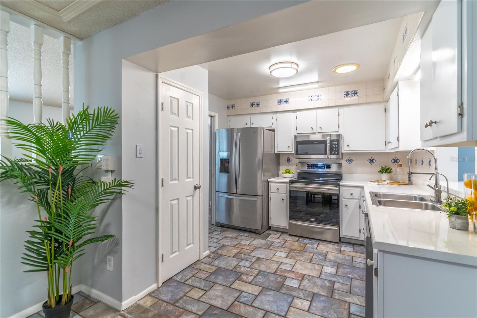 Image 16 of 52 For 8645 Pinestraw Lane