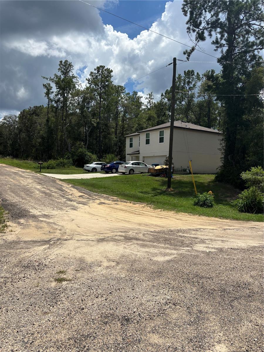 Listing photo id 2 for 875 Elston Place