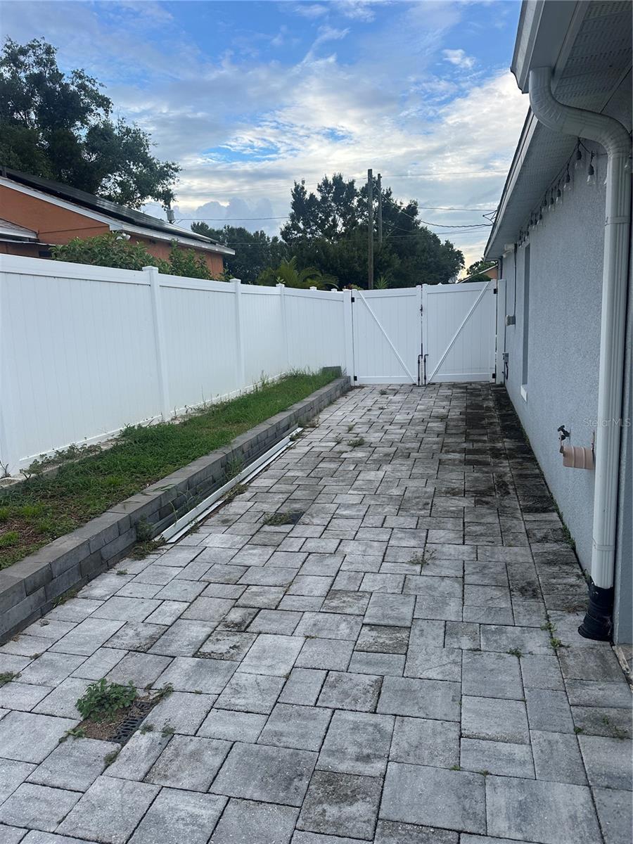 Image 11 of 13 For 8526 Blackberry Avenue