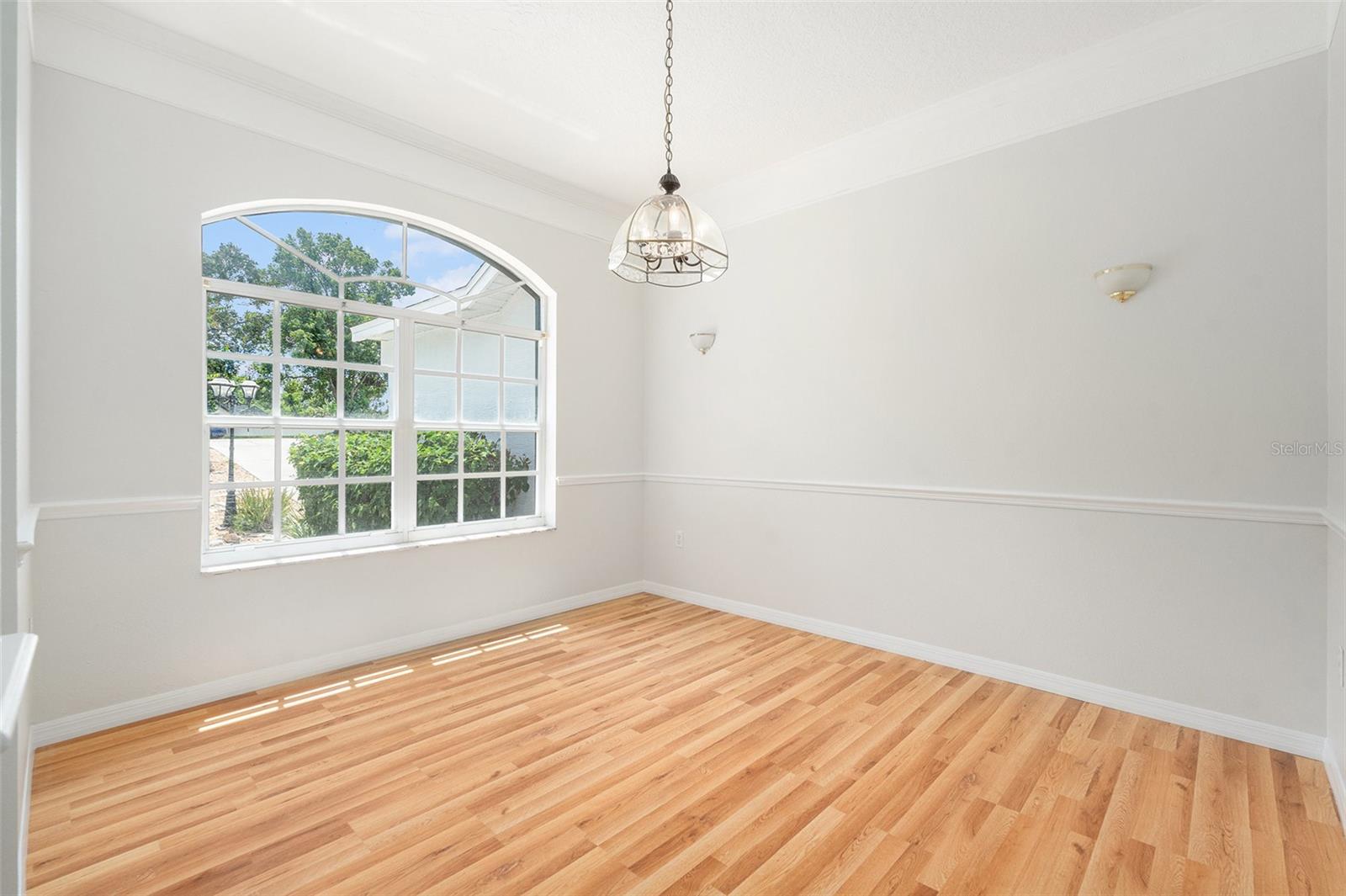 Image 12 of 26 For 14606 Linden Drive