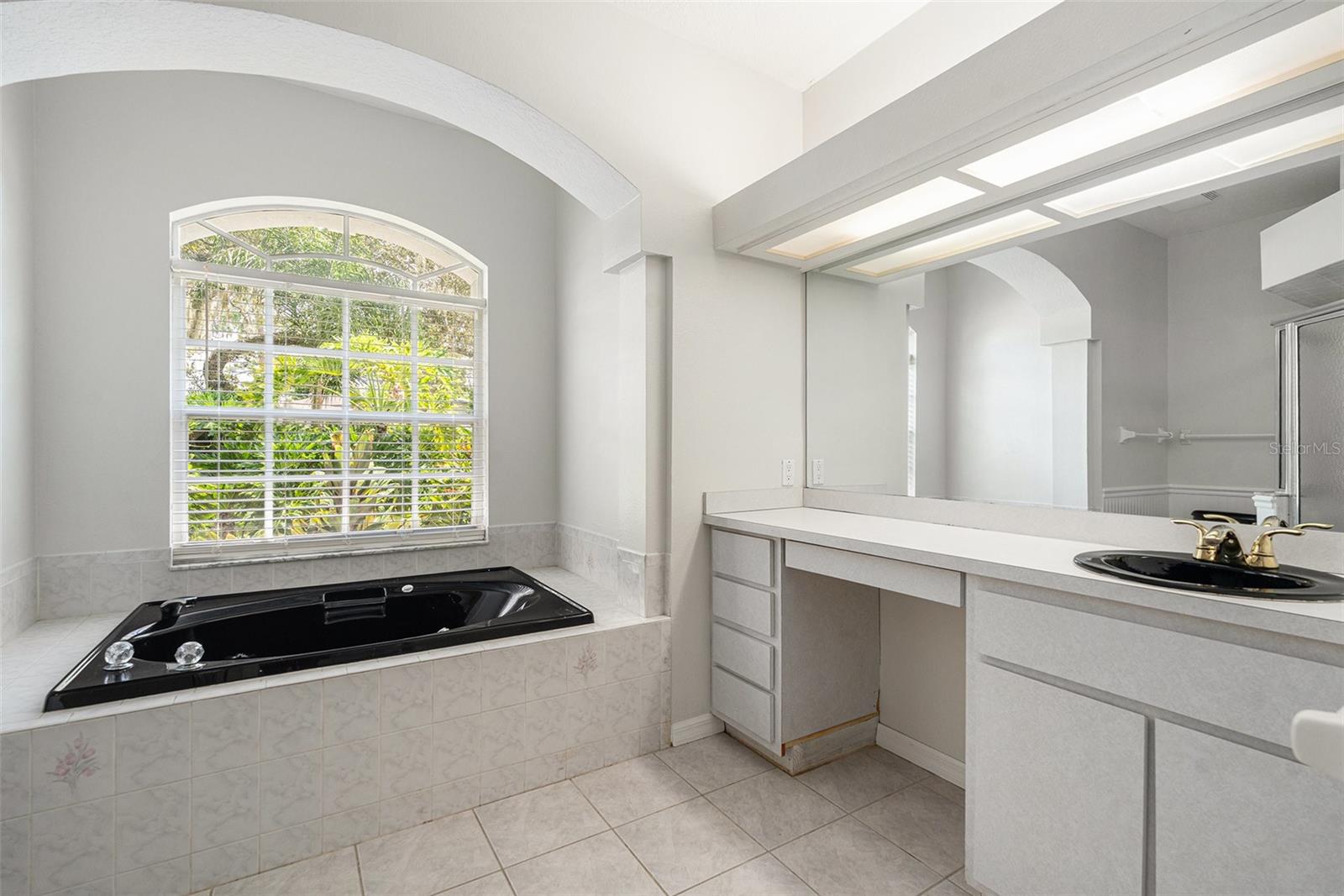 Image 18 of 26 For 14606 Linden Drive