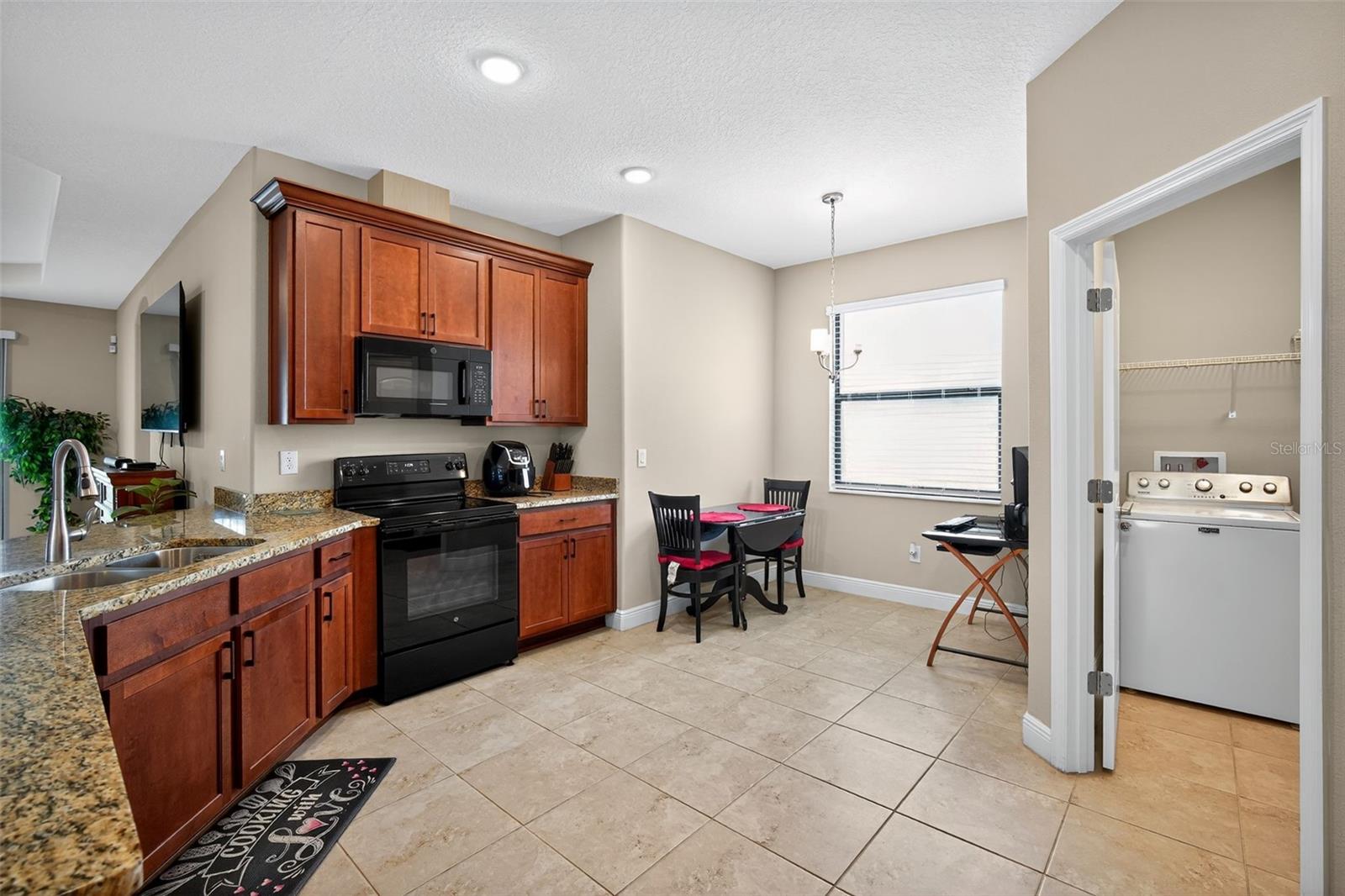Listing photo id 7 for 12690 Vander Way