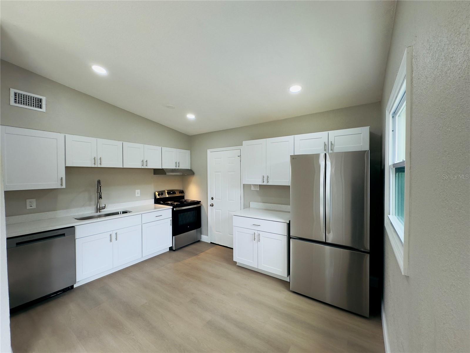 Image 5 of 18 For 3235 Oakley Avenue S