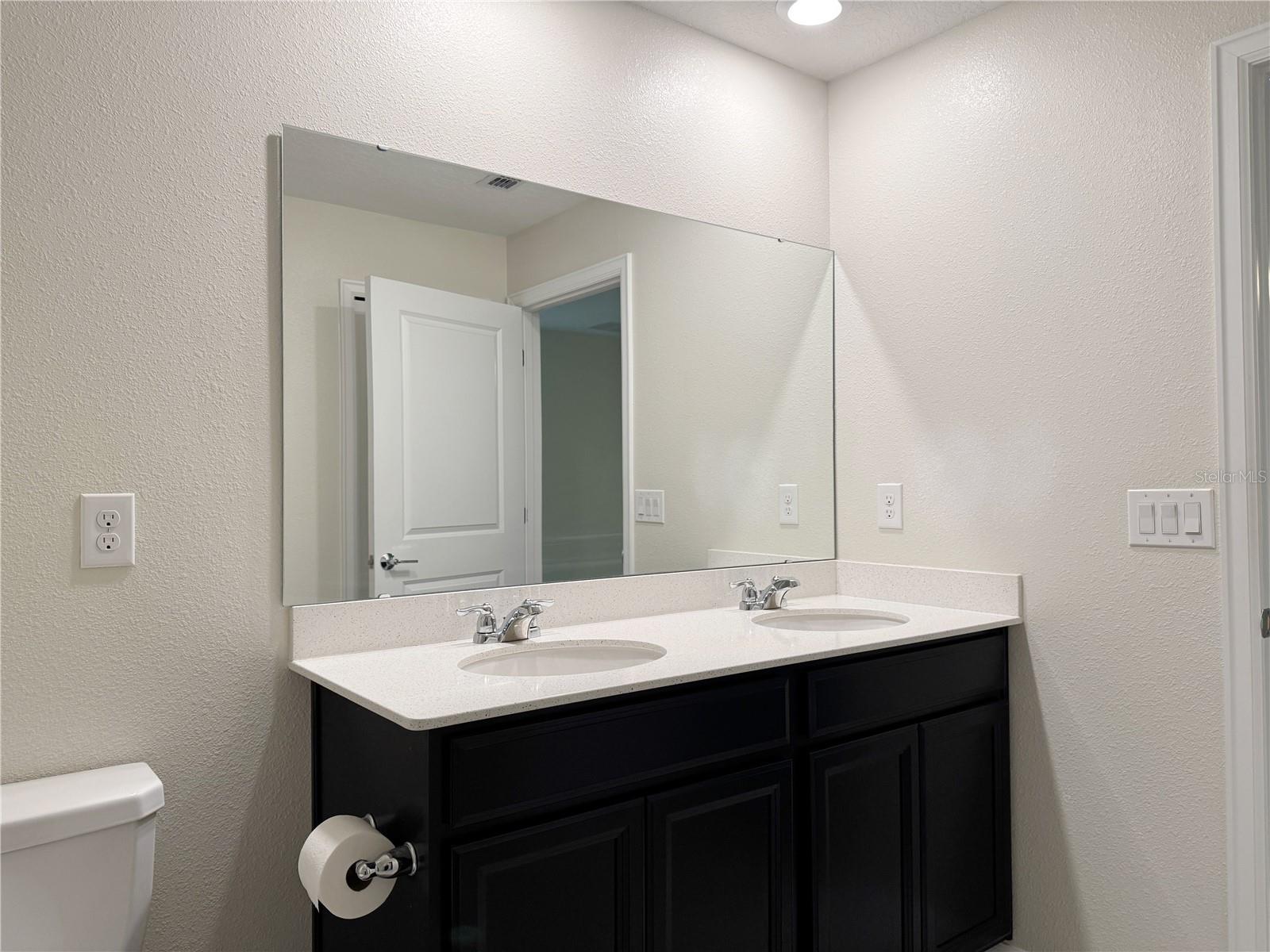 Image 12 of 24 For 16444 Champlain Street