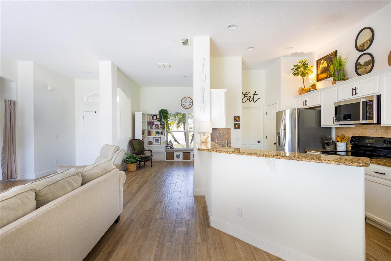 Image 7 of 33 For 2902 Caroline Victoria Court