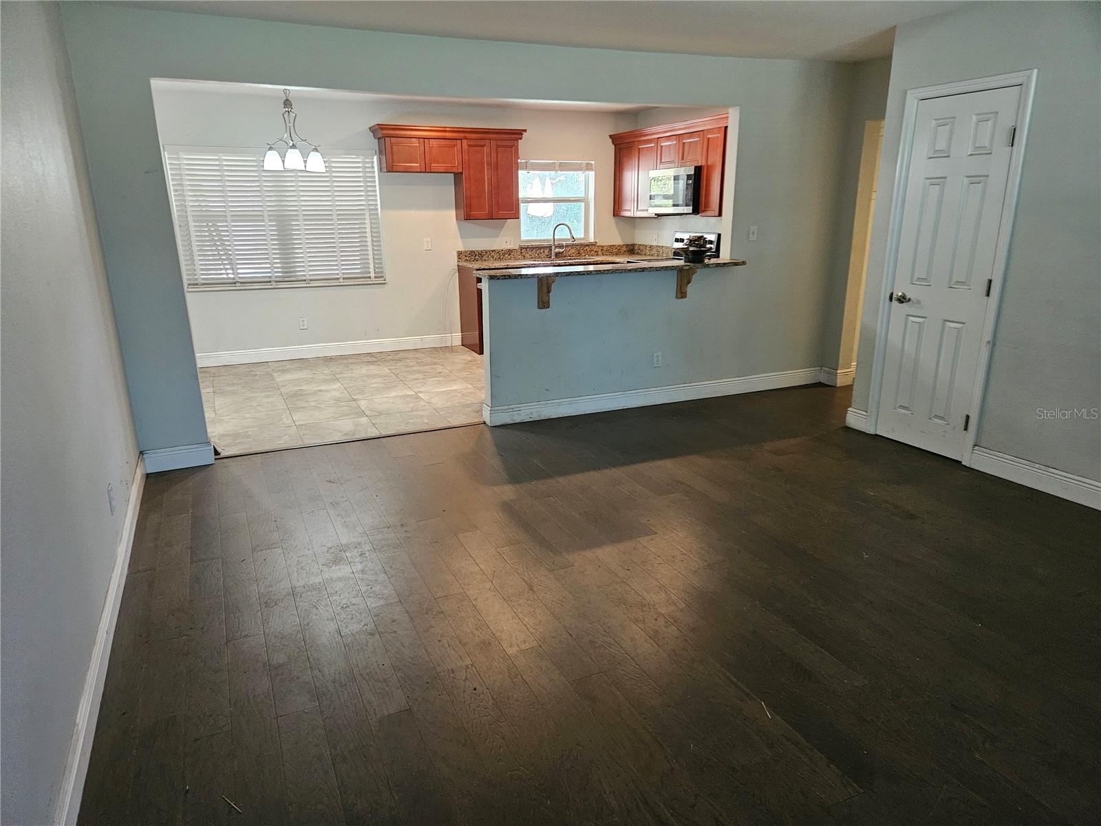 Image 4 of 17 For 616 Ellendale Drive