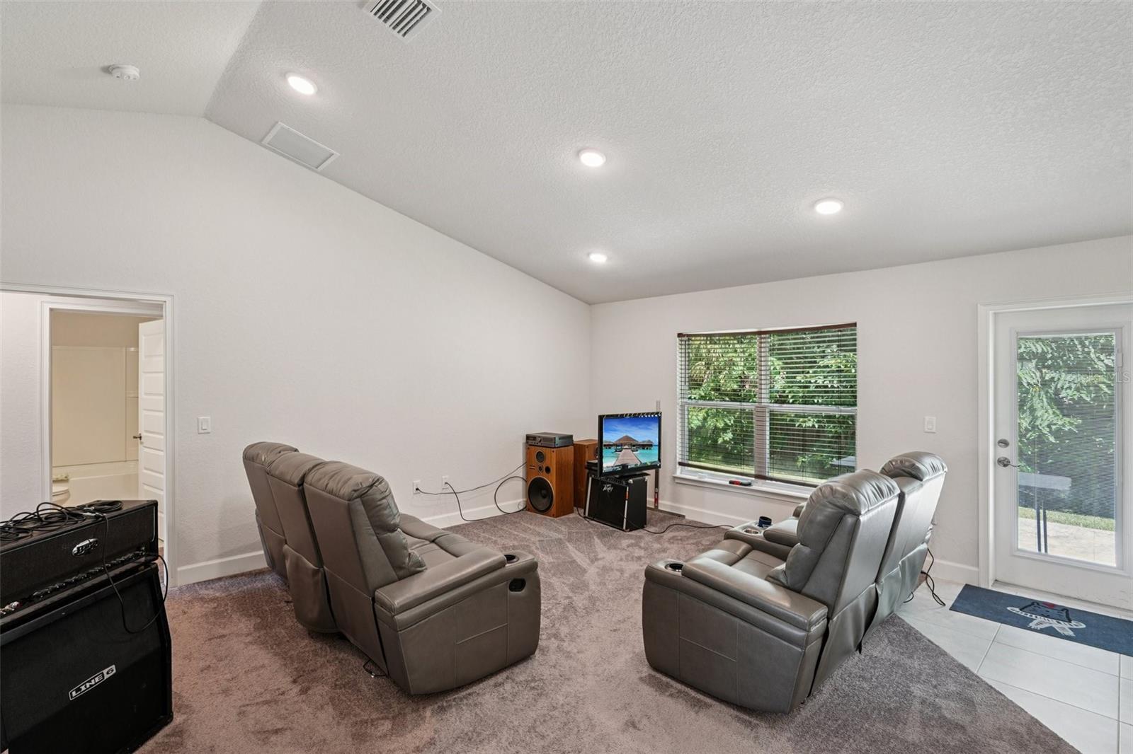 Image 4 of 27 For 67 45th Loop