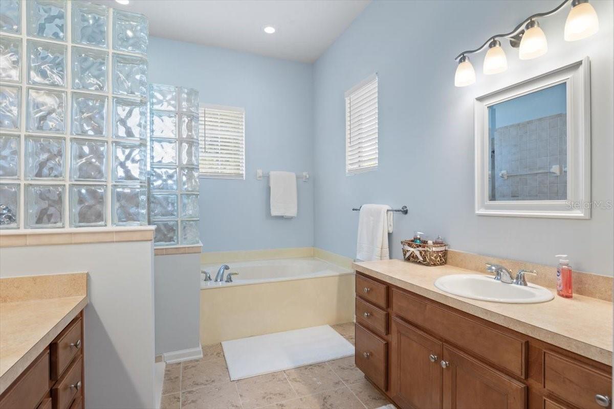 Image 25 of 49 For 2114 Thorn Hollow Court