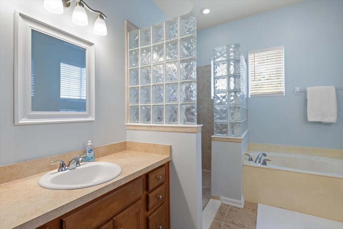 Image 26 of 49 For 2114 Thorn Hollow Court