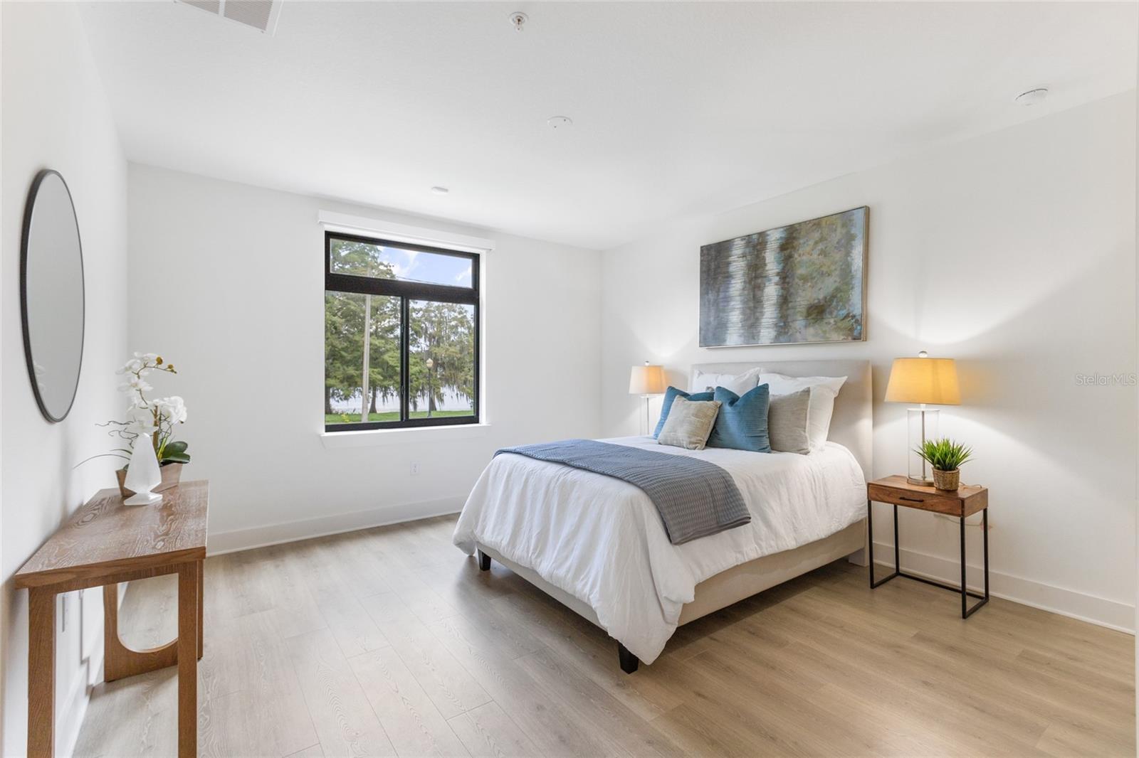 Image 11 of 33 For 218 Park Lake Street Avenue 12