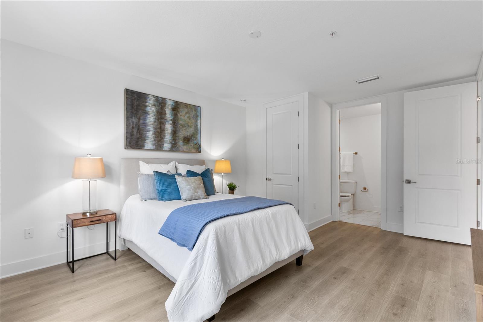 Image 12 of 33 For 218 Park Lake Street Avenue 12