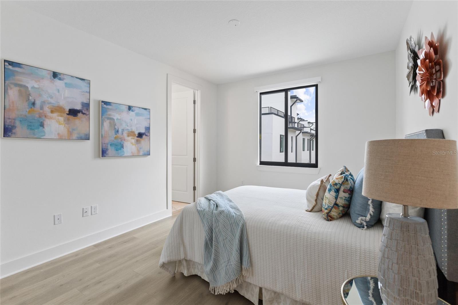 Image 13 of 33 For 218 Park Lake Street Avenue 12