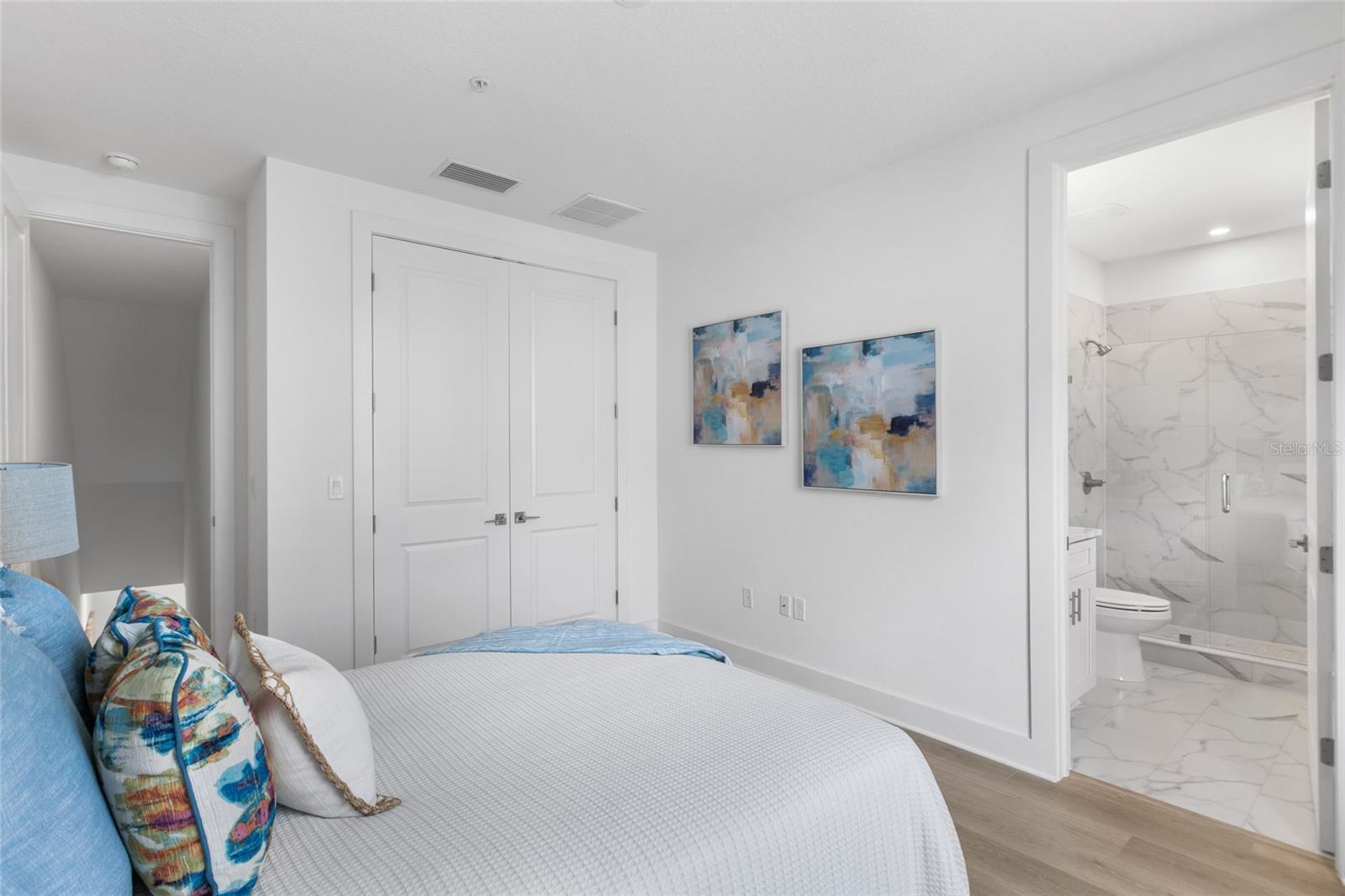 Image 14 of 33 For 218 Park Lake Street Avenue 12