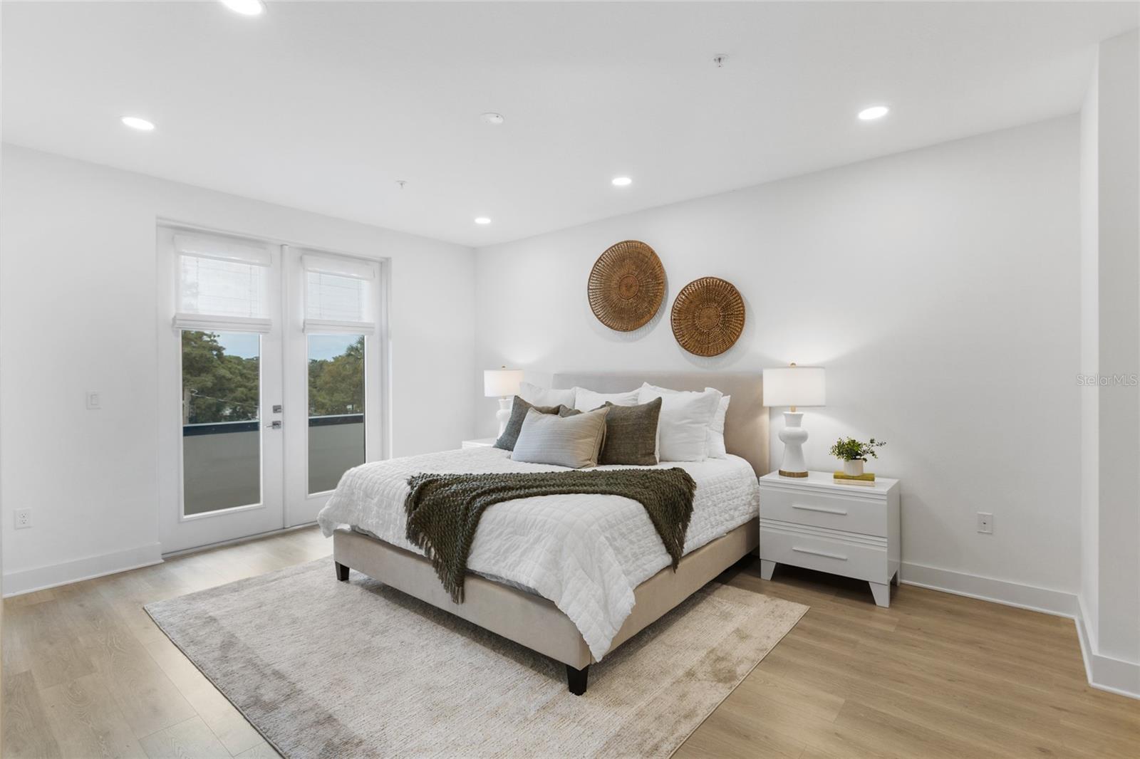 Image 15 of 33 For 218 Park Lake Street Avenue 12