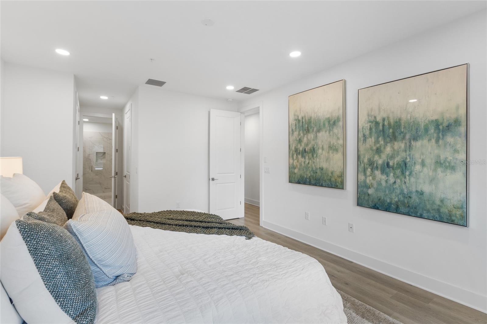 Image 17 of 33 For 218 Park Lake Street Avenue 12