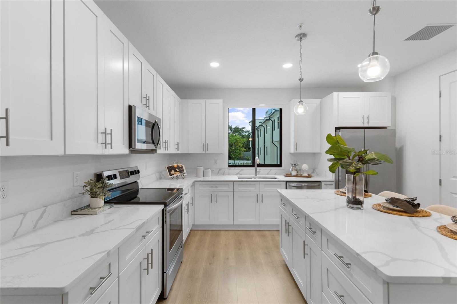 Image 6 of 33 For 218 Park Lake Street Avenue 12