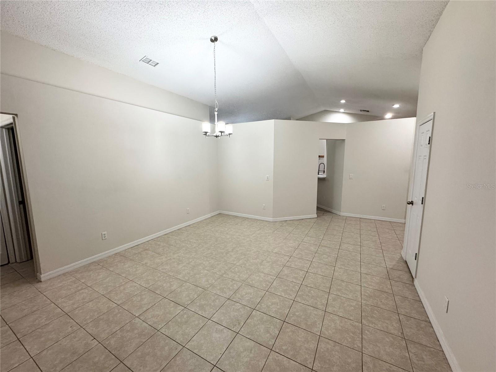 Image 4 of 12 For 1718 Bridgeview Circle
