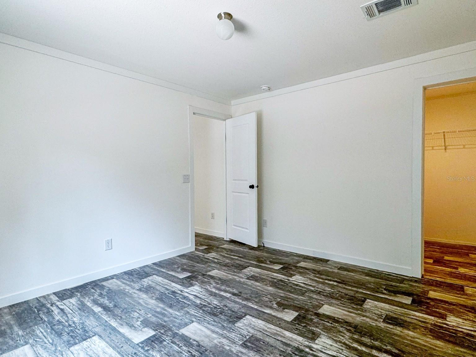 Listing photo id 9 for 8289 Jennifer Court
