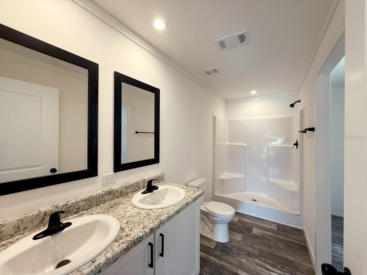Listing photo id 3 for 8289 Jennifer Court