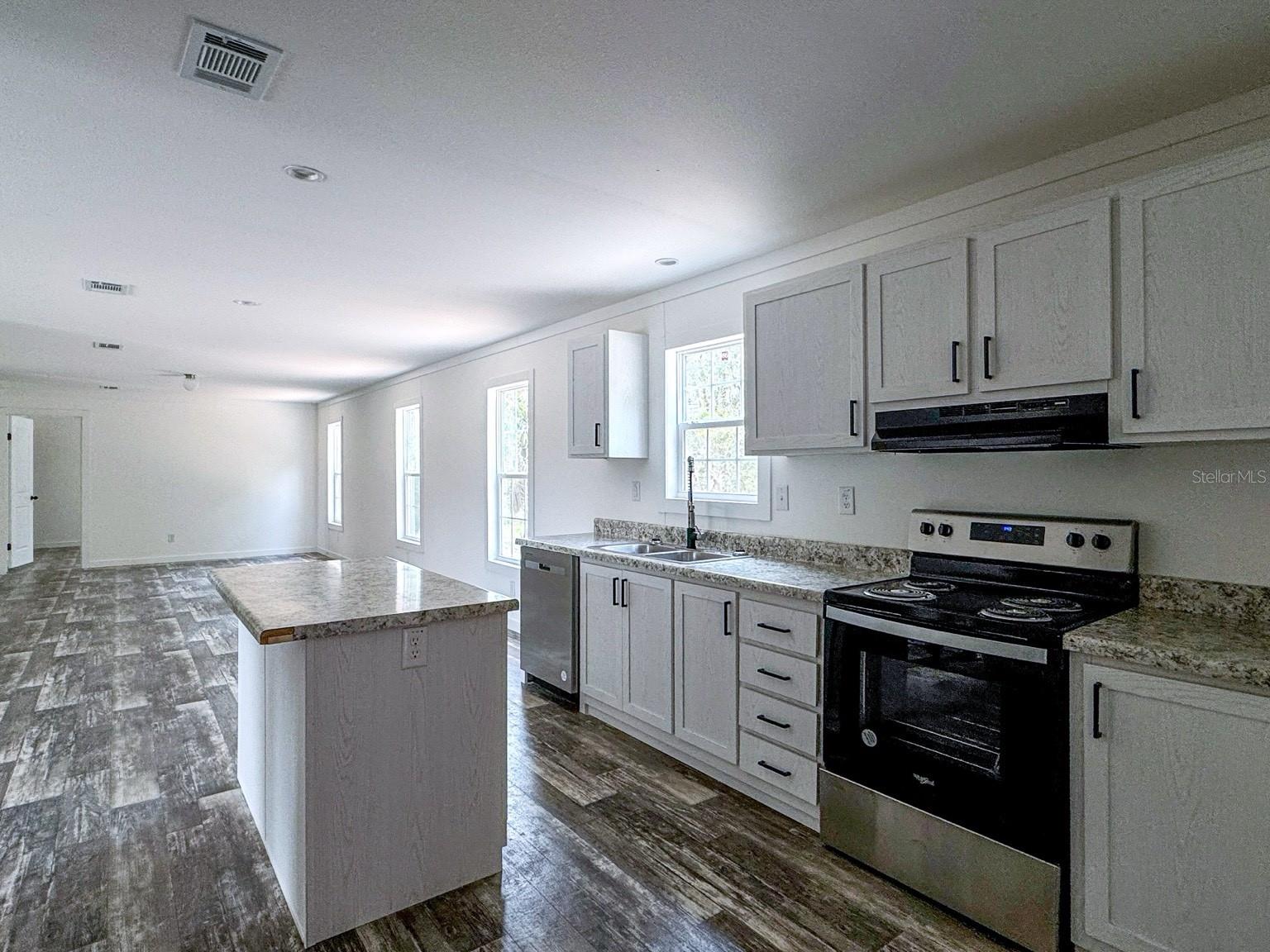 Listing photo id 7 for 8289 Jennifer Court