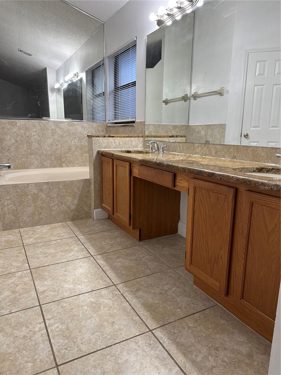 Image 10 of 15 For 245 Lakebreeze Circle