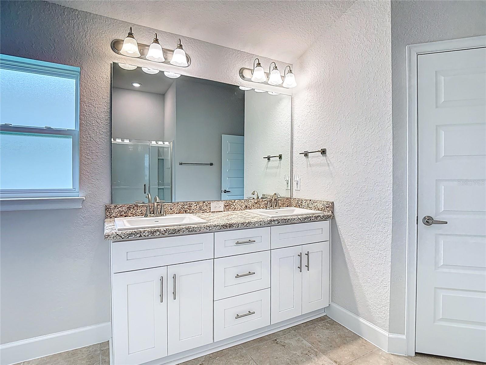 Image 32 of 77 For 14917 Tropical Violet Way