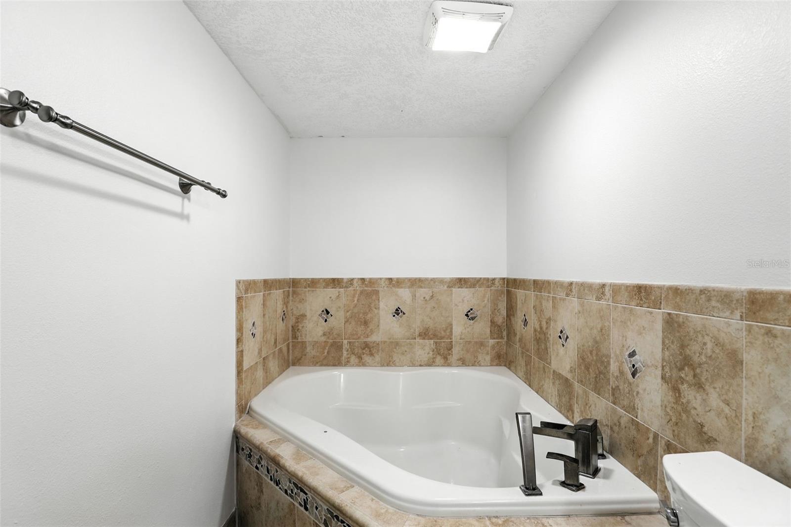Image 33 of 40 For 211 Fairway Drive 211