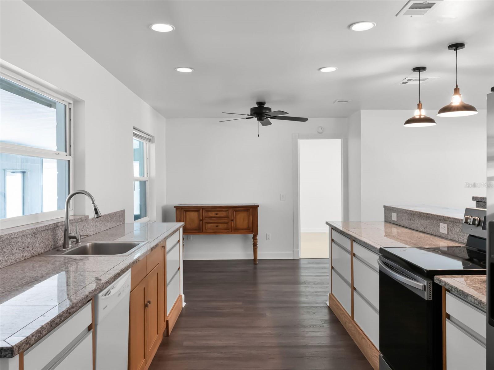 Image 13 of 41 For 618 Aldama Court