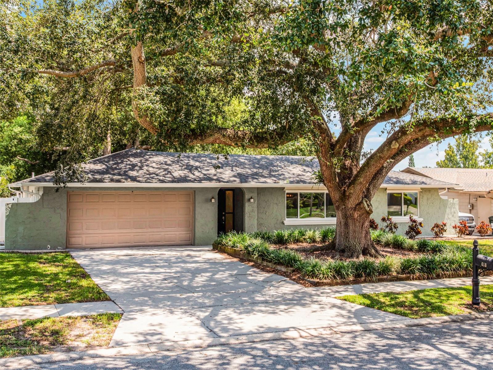 Image 5 of 41 For 618 Aldama Court