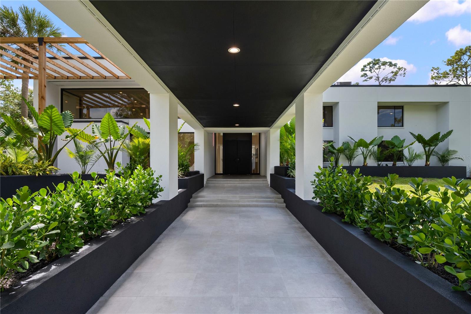 Image 6 of 65 For 808 Sweetwater Club Boulevard