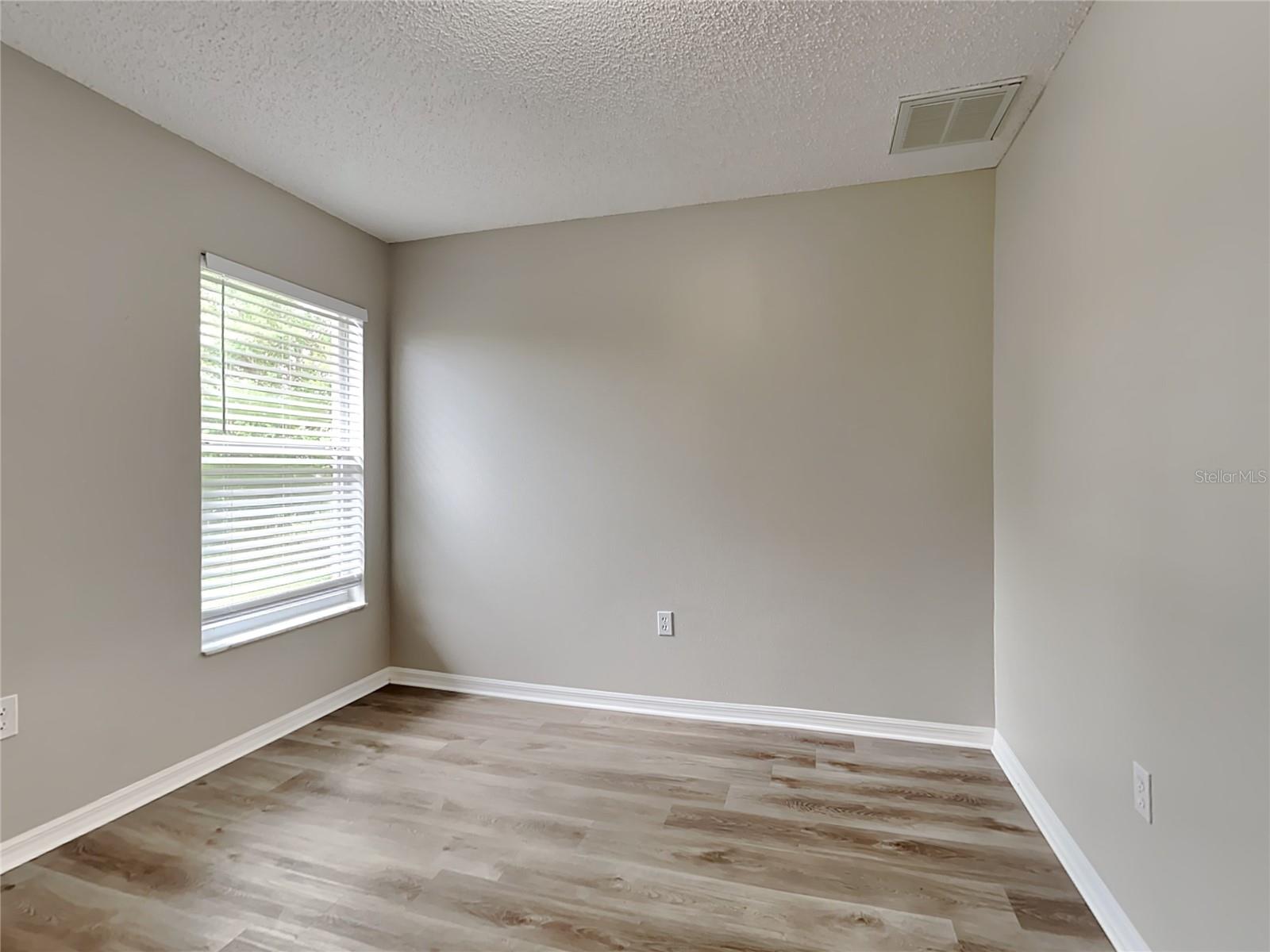 Listing photo id 8 for 12037 Cavern Road