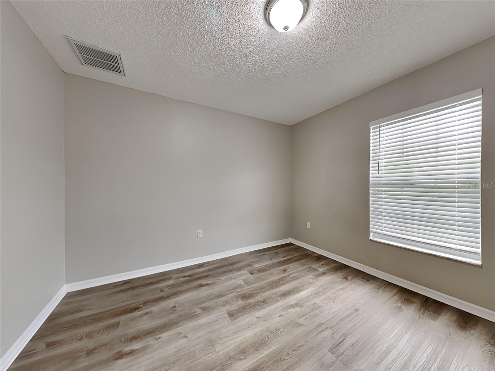 Listing photo id 10 for 12037 Cavern Road