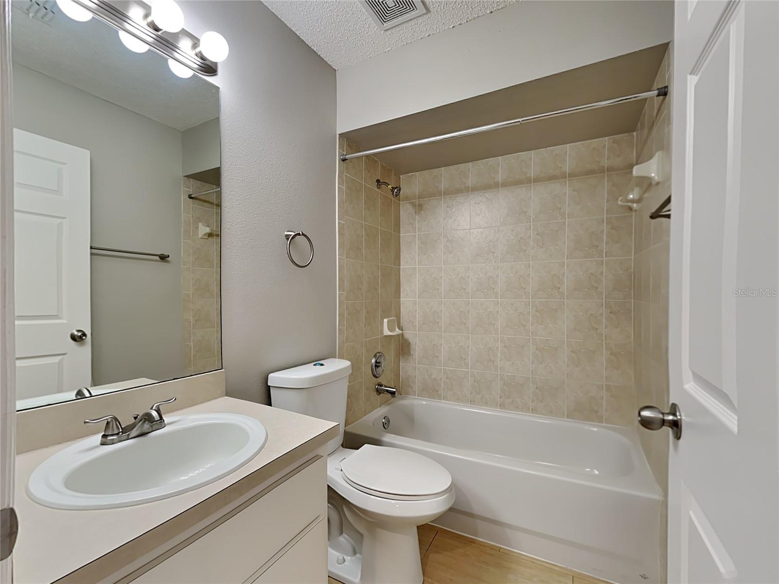 Listing photo id 11 for 12037 Cavern Road
