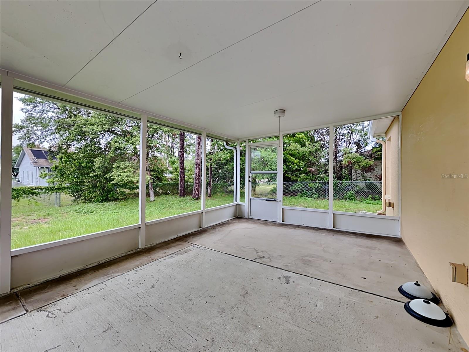 Listing photo id 12 for 12037 Cavern Road