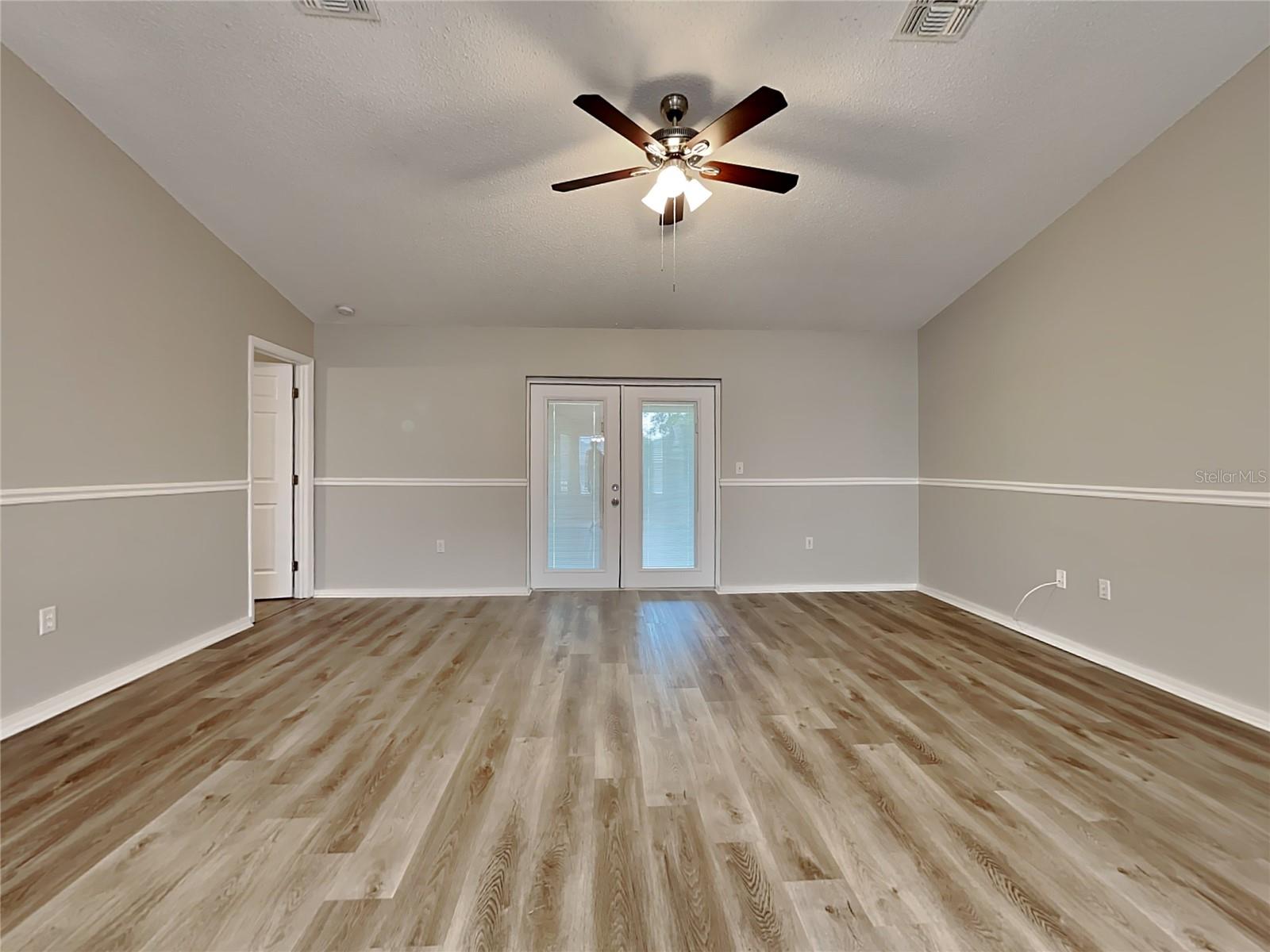 Listing photo id 0 for 12037 Cavern Road