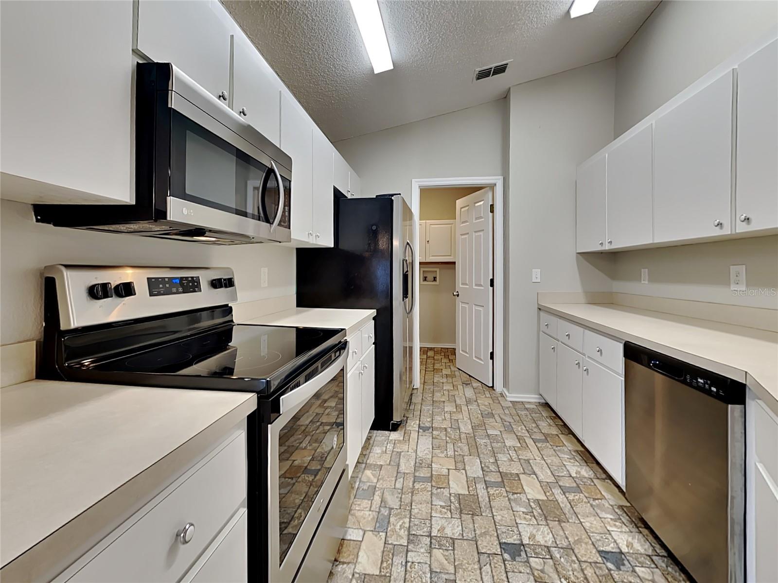 Listing photo id 2 for 12037 Cavern Road