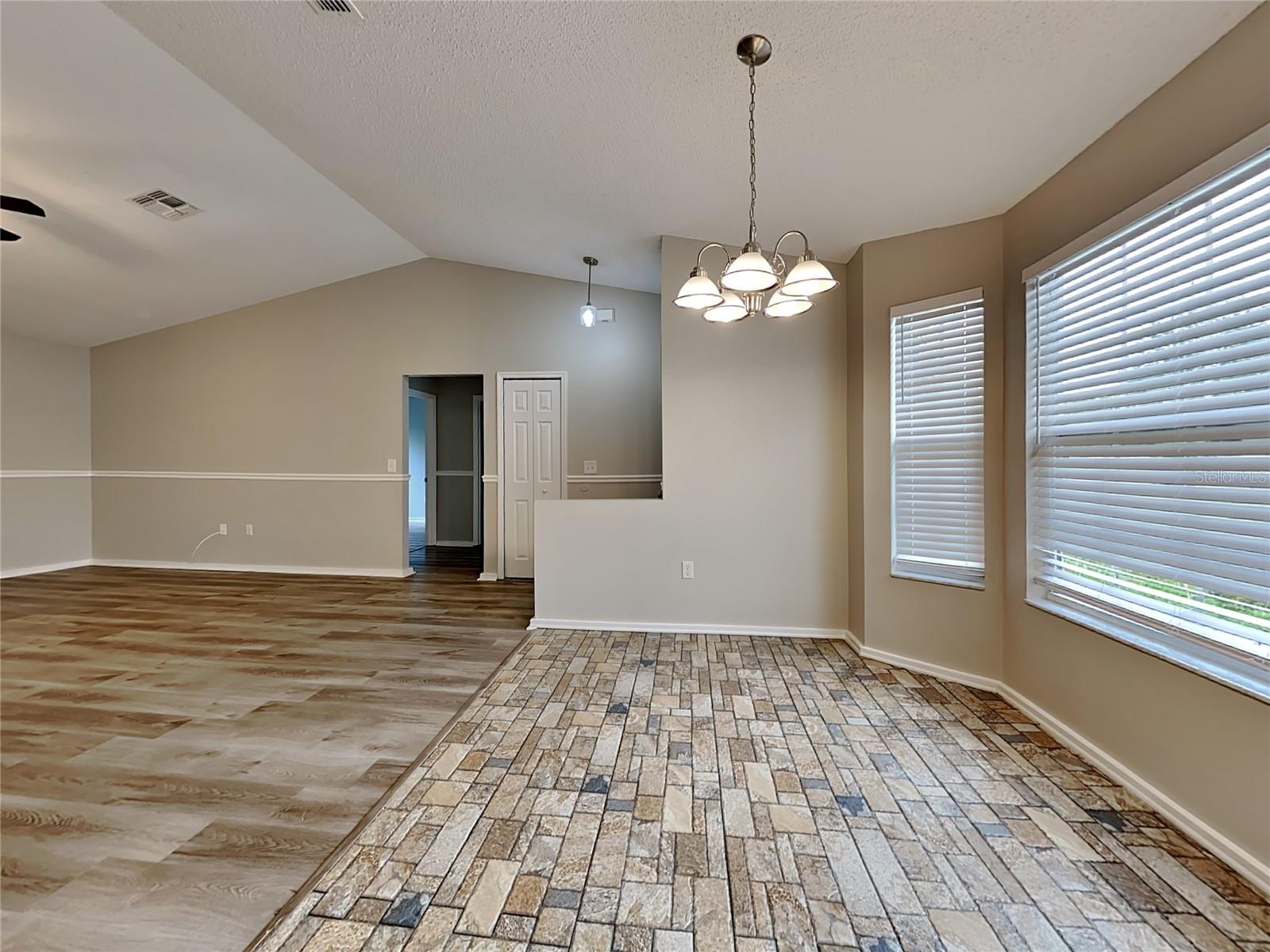 Listing photo id 3 for 12037 Cavern Road