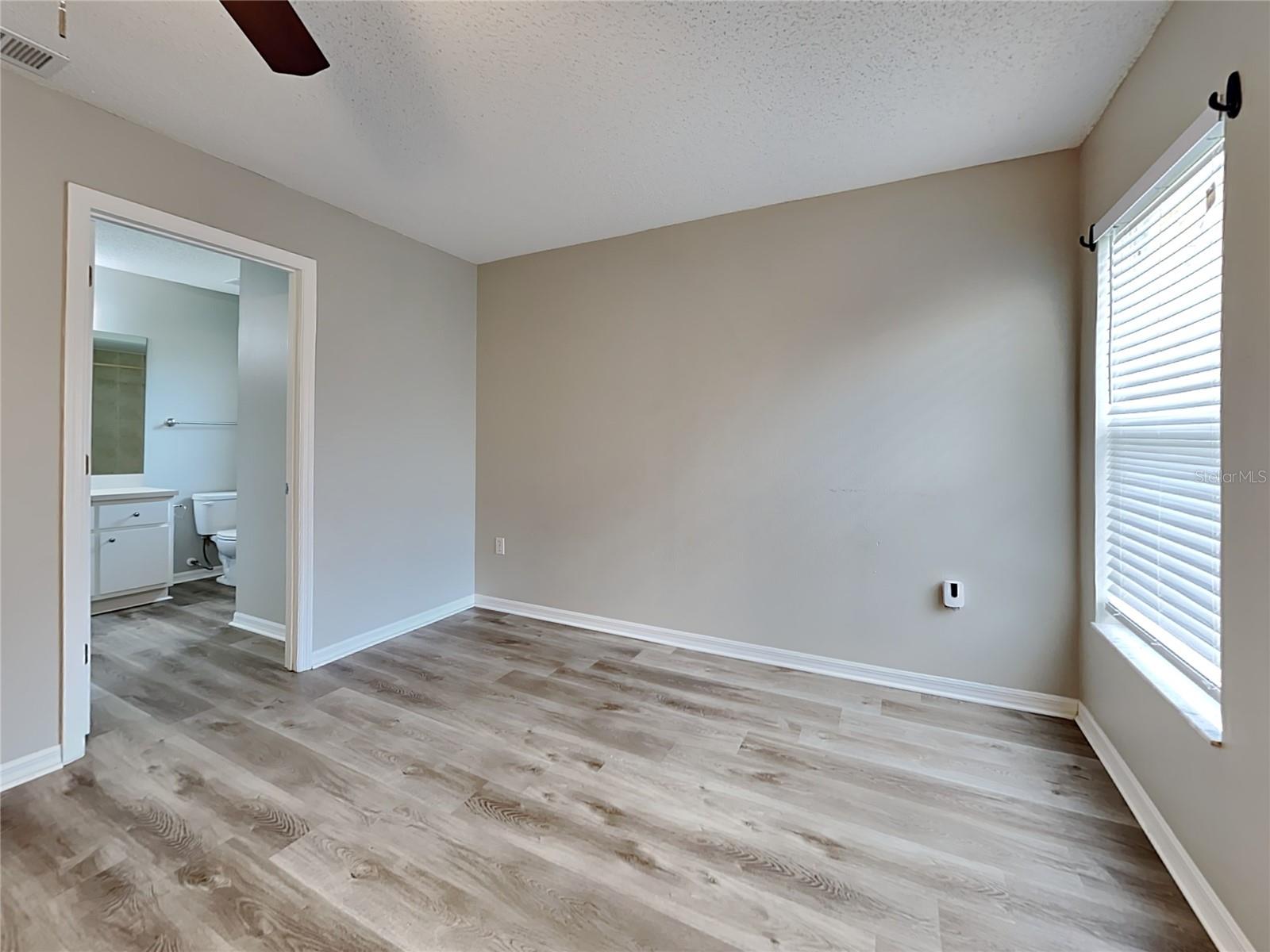 Listing photo id 4 for 12037 Cavern Road