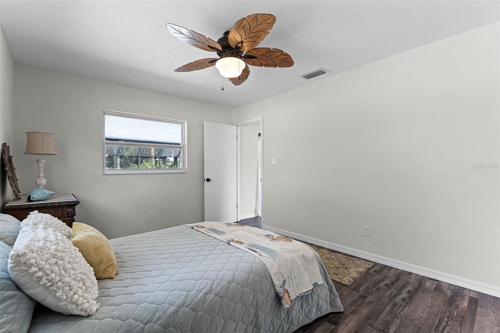 Image 12 of 33 For 1007 Crescent Parkway