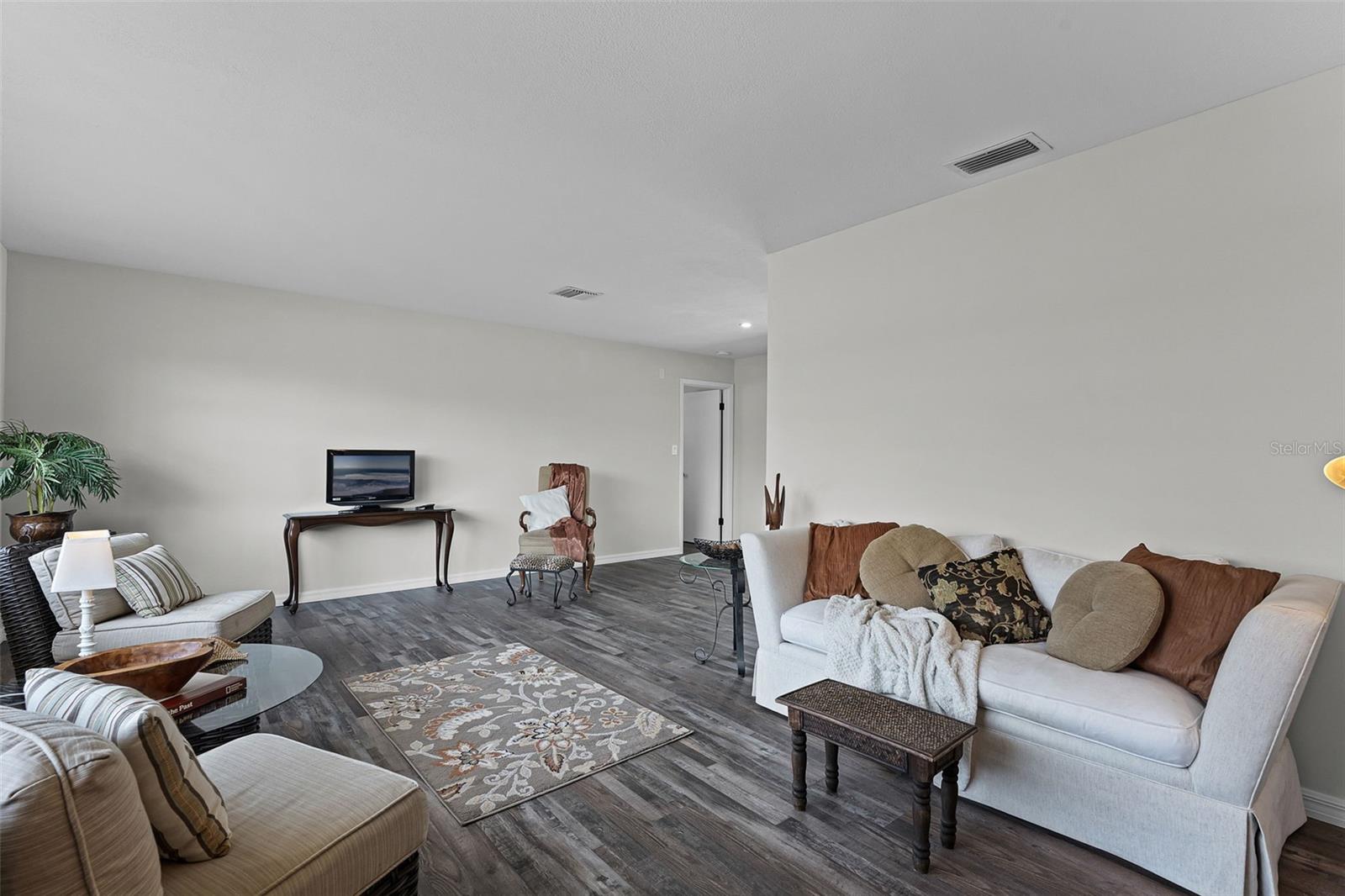 Image 4 of 33 For 1007 Crescent Parkway